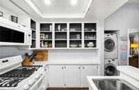 Building Photo - This beautiful, spacious 1-bedroom upper l...