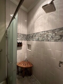 Large walk-in shower w/rainforest shower head - 38400 Interstate 10 W