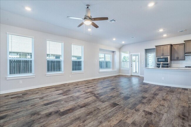 Building Photo - Amazing home ready to move in!