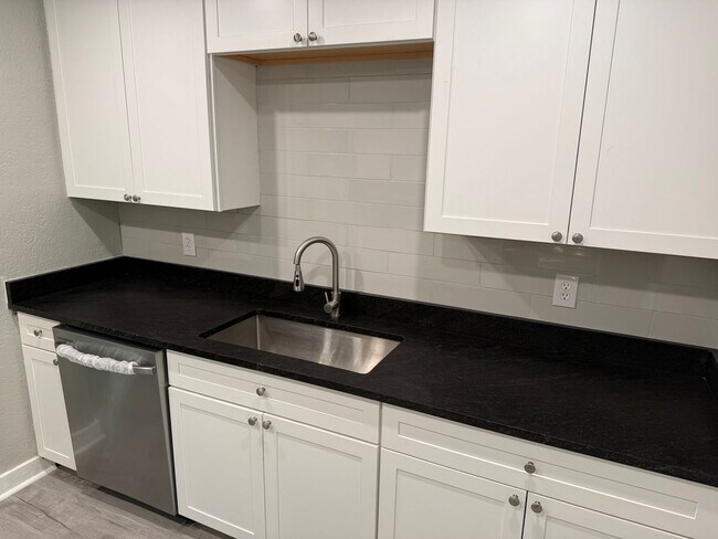 Building Photo - Newly Renovated 2.2 with Den - view of can...