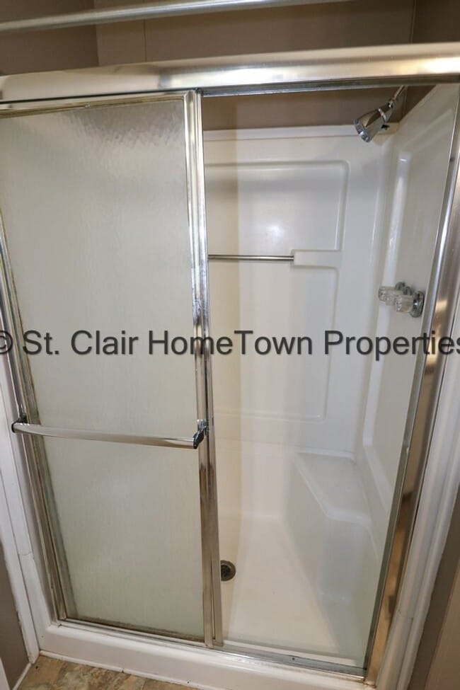 Building Photo - Large Home