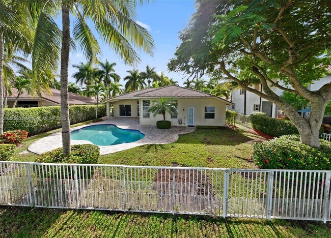 Building Photo - 896 Marina Dr