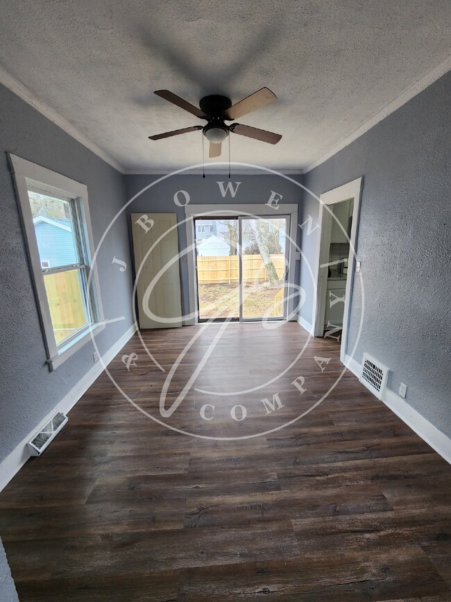 Building Photo - Section 8 accepted! 3 bed 1 bath with lots of space!