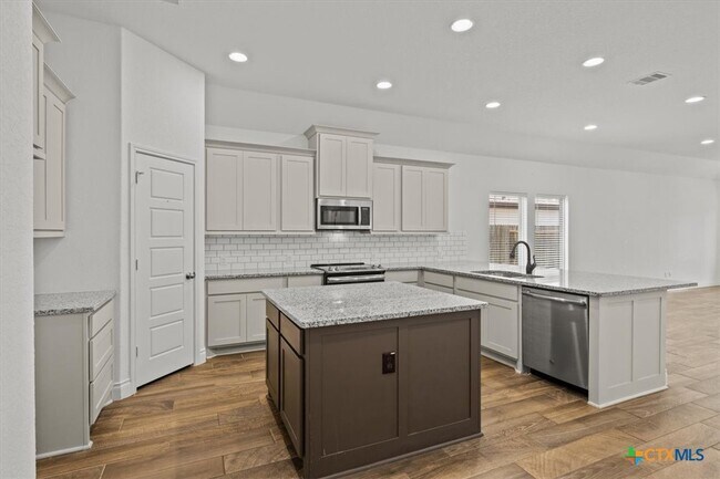 Building Photo - 1921 Creek Ridge St