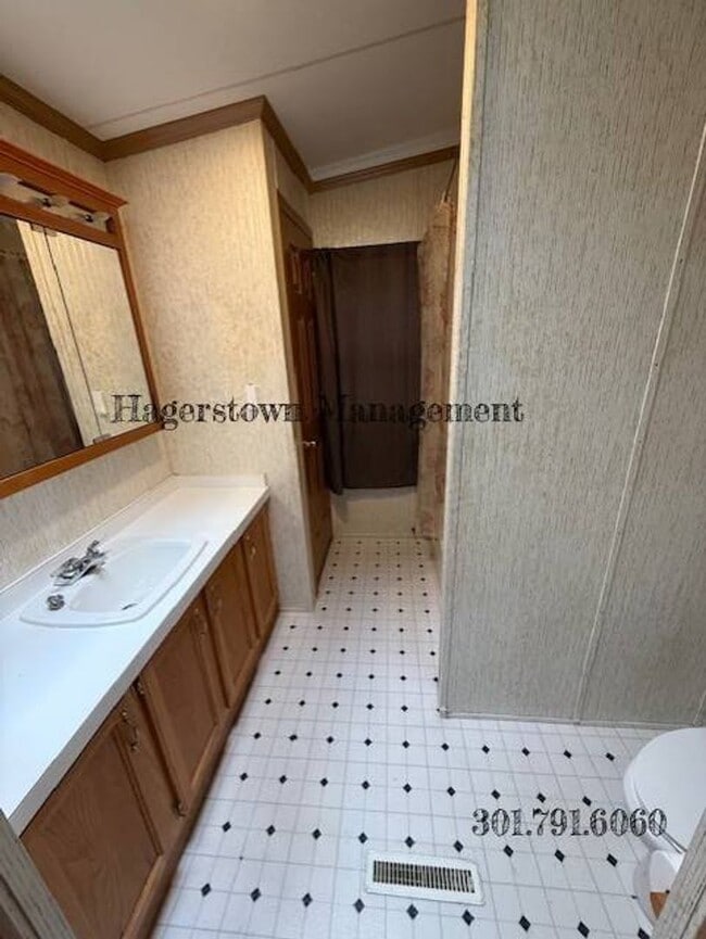 Building Photo - 3 Bedroom, 2 Bath Manufactured Home in Highland Manor
