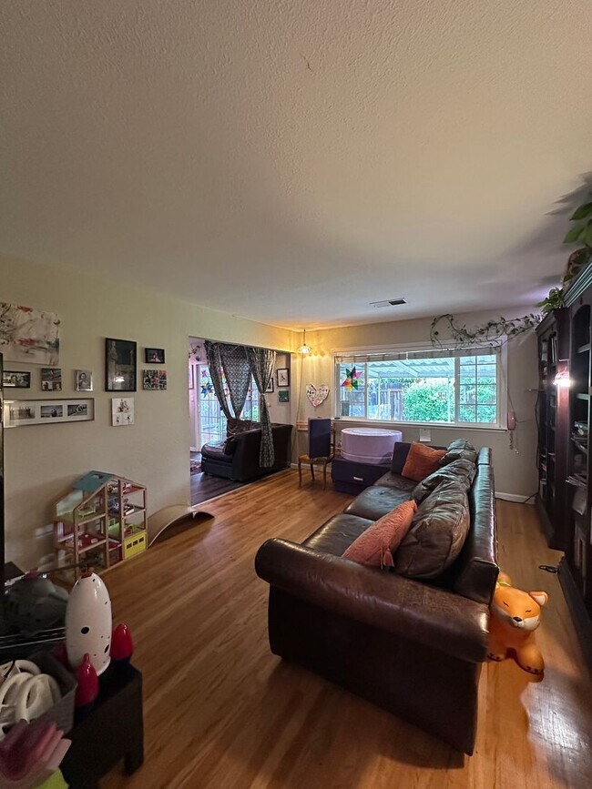 Building Photo - 1506 Manzanita Ln