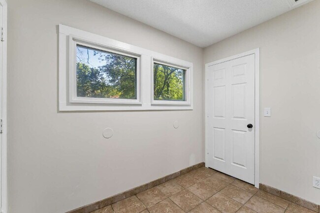Building Photo - Charming 2-Bedroom Haven in Kansas City Northland!