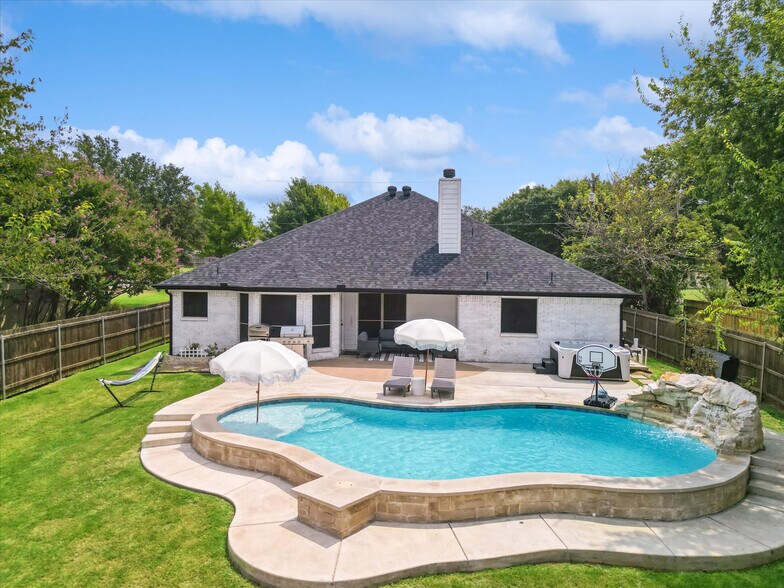 Building Photo - 111 Creekview Dr W