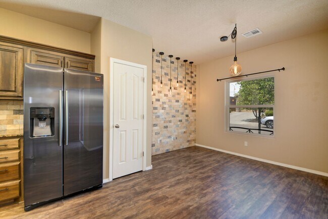 Building Photo - Amazing Three Bedroom - Rio Rancho & Berna...
