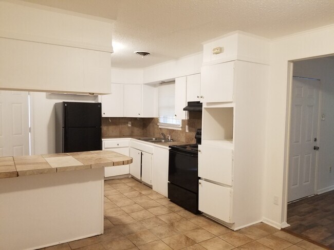 Building Photo - 3144 Woodville Cir