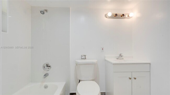 Building Photo - 1085 NE 128th St