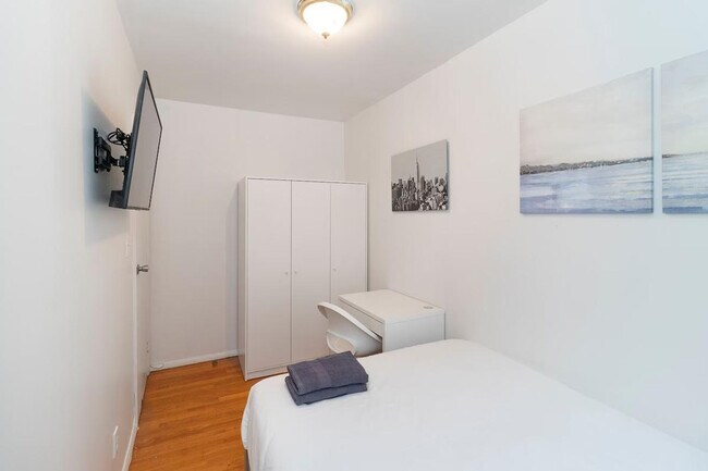 Building Photo - 304e E 95th St