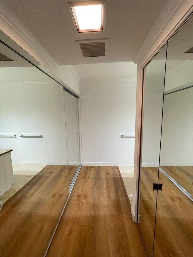 Building Photo - 600 W 9th St