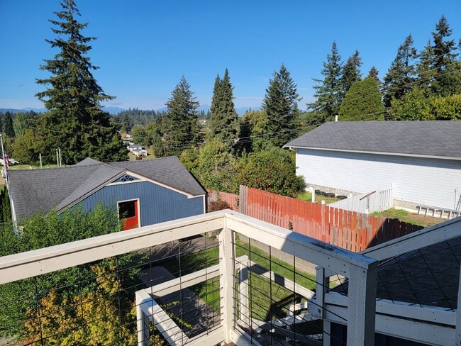 Building Photo - Bright and cheery 2 bed top level apartment in convenient Bremerton location