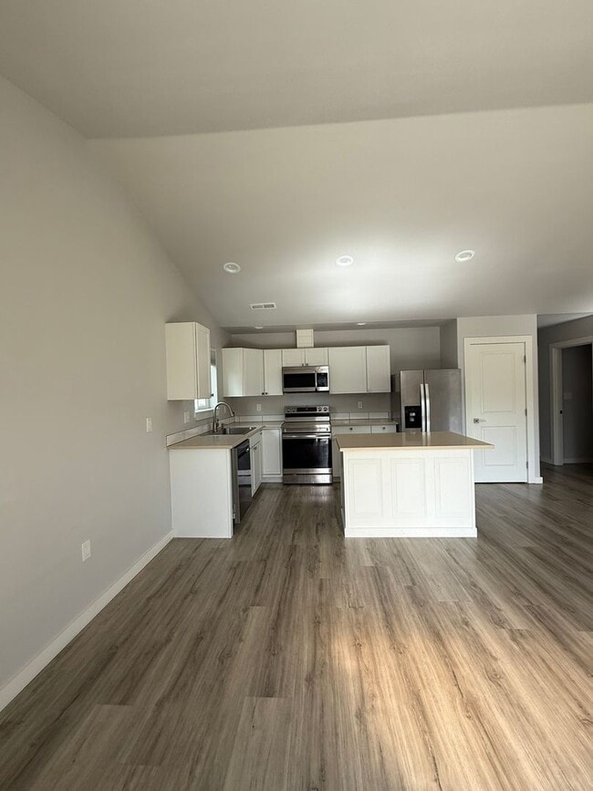 Building Photo - Gorgeous Pet Friendly Three Bedroom Lebano...