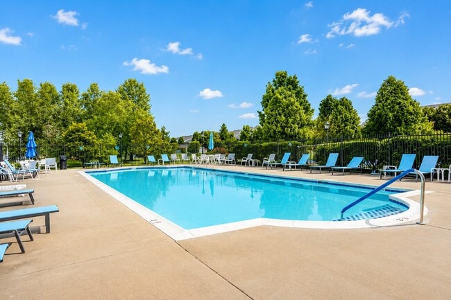 Building Photo - 2704 Bradford Commons Dr