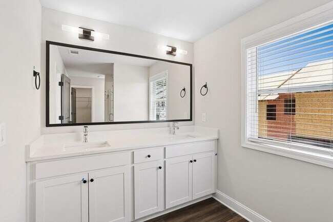 Building Photo - 4096 Island View Dr