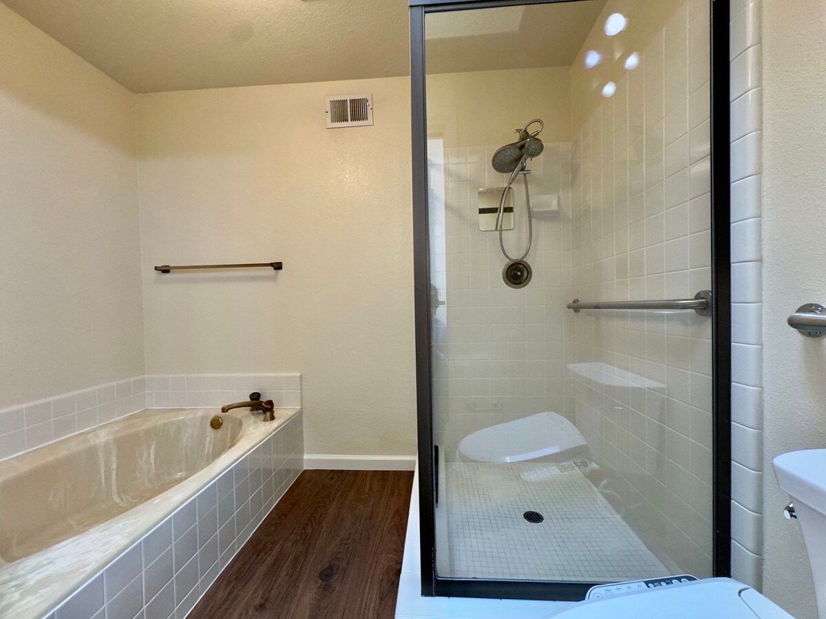 Building Photo - 2221 Pinehurst Way