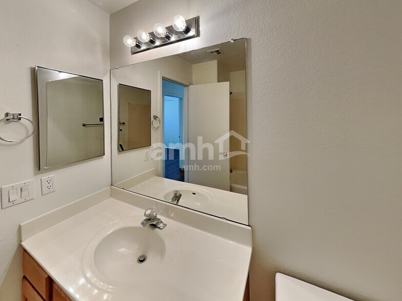 Building Photo - 4824 E Hilton Ave