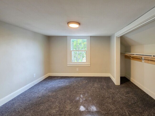 Building Photo - 1033 Villa St