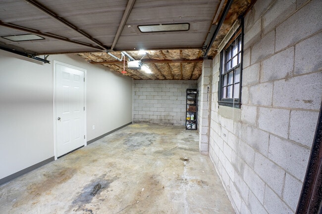 Building Photo - 4900 Jonquil Dr