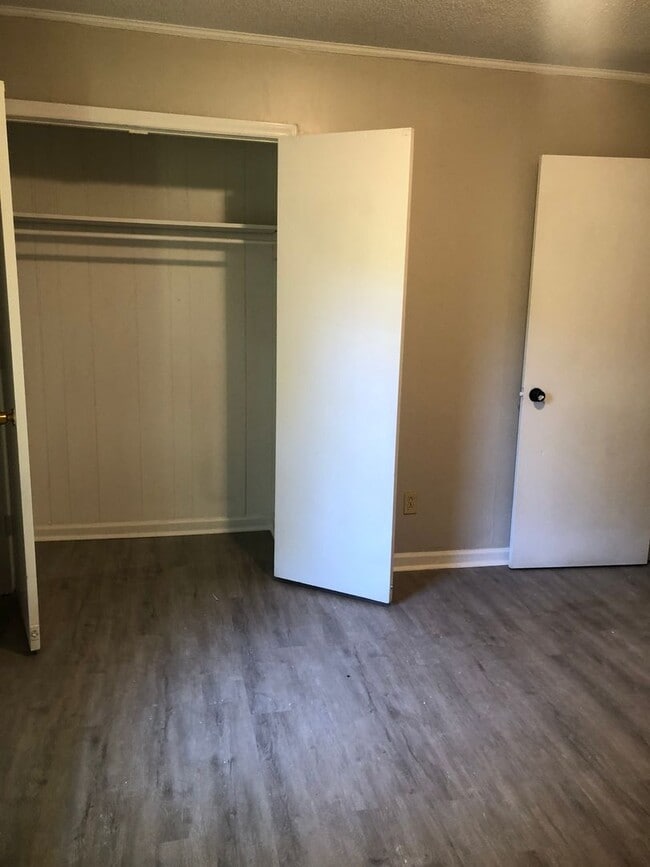 Building Photo - MOVE-IN READY!