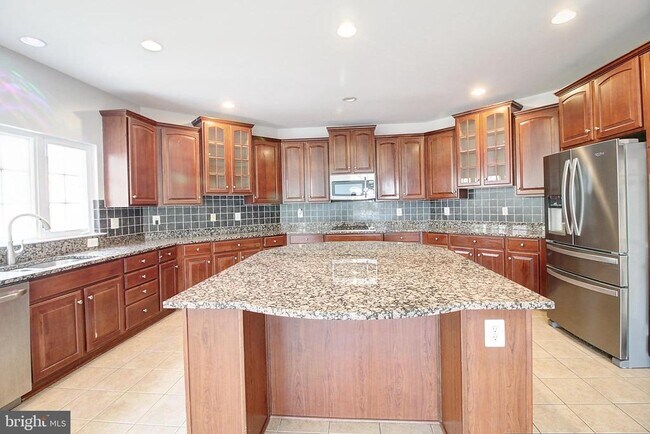 Building Photo - 2150 Chestnut Ln