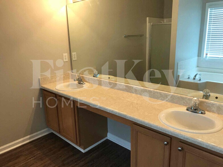 Building Photo - 7945 Weathers Ct