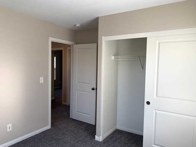 Building Photo - 3 Bedroom House in gated community