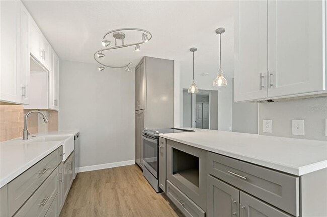 Building Photo - 8441 Bayshore Dr