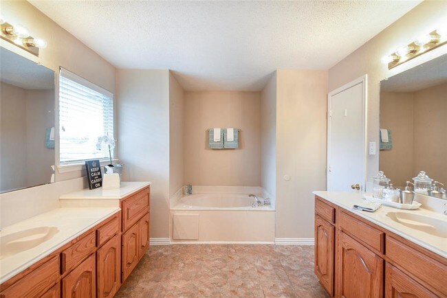 Building Photo - 5517 Vineyard Ln