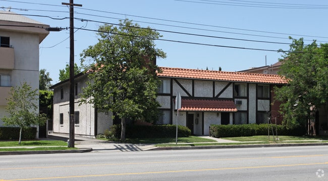 Primary Photo - 6515 Woodman Ave