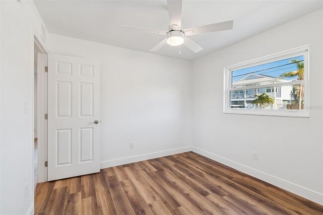 Building Photo - 14919 N Bayshore Dr