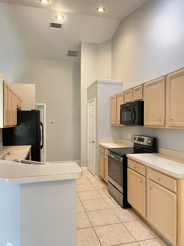Building Photo - 8080 St Andrews Cir