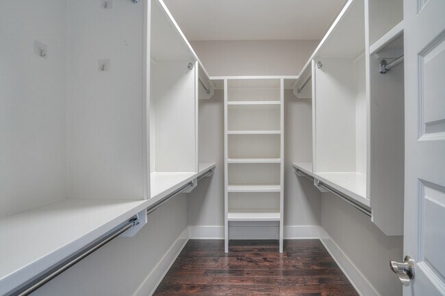 Building Photo - 908 Youngs Ln