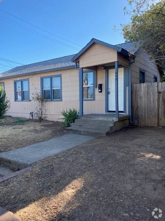 Building Photo - Charming Cottage in W. Redding!