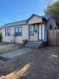 Building Photo - Charming Cottage in W. Redding!