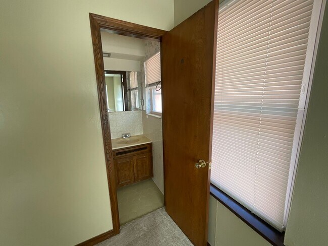 Building Photo - Spacious 3 bed, 1 1/2 bath, 1 car garage w...