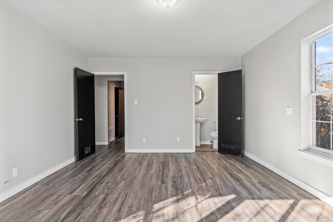 Building Photo - 175 E Elm St