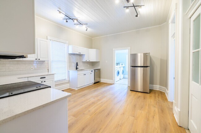 Building Photo - NOW AVAILABLE!!!  Charming, Renovated 2 Bed, 1 Bath East Nashville Home, Minutes to Five Points &...