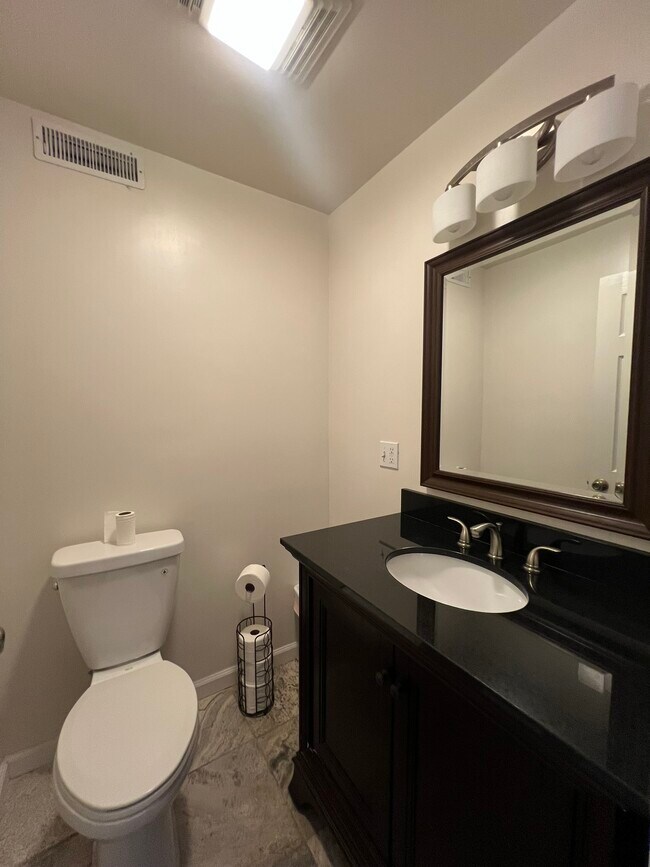 Building Photo - 933 Edgewood Cir