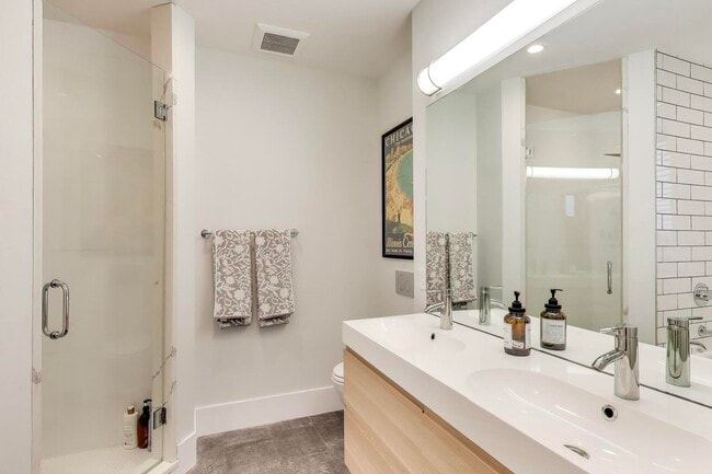 Building Photo - 3320 N Narragansett Ave