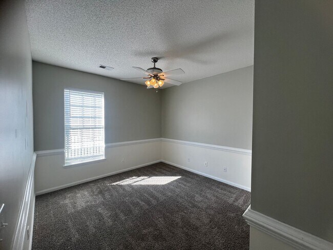 Building Photo - 404 Blackberry Ln