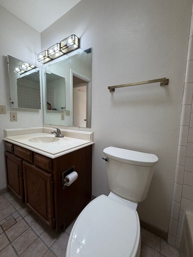 Building Photo - Stunning Midtown 2 Bedroom 2 Bath Townhome in Gated Community!