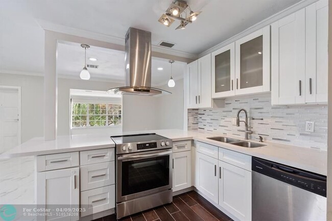Building Photo - 510 SW 11th Ct