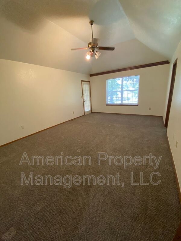 Building Photo - P2-1Q- 7704 S. Hudson Ave