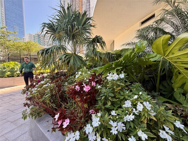 Building Photo - 700 NE 24th St