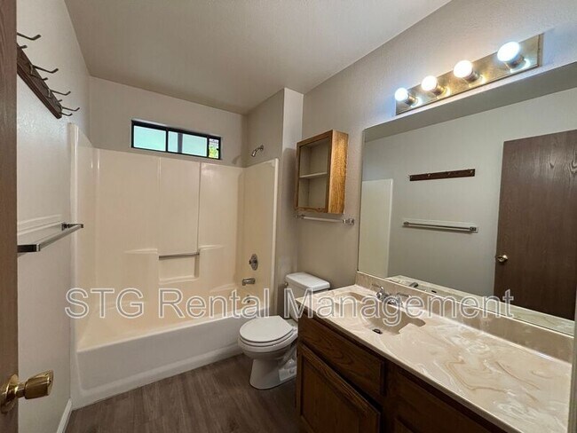 Building Photo - 325 N Main St