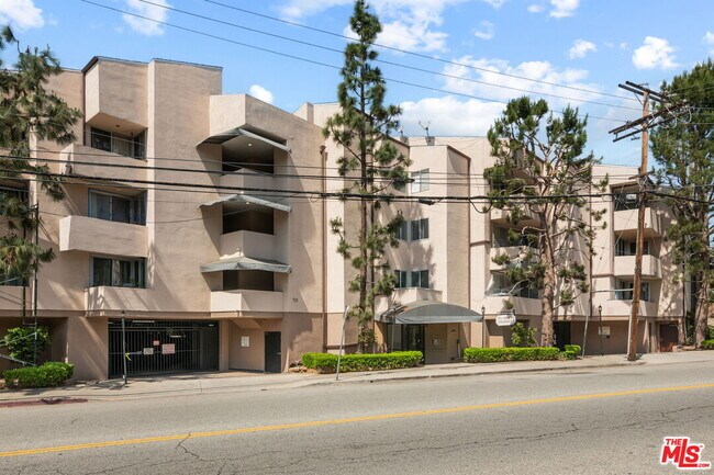 Building Photo - 725 S Barrington Ave