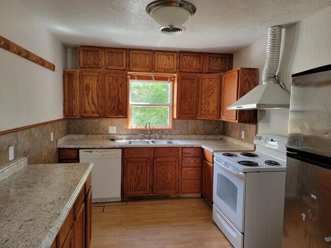Building Photo - Spacious 3 Bed 1 bath home